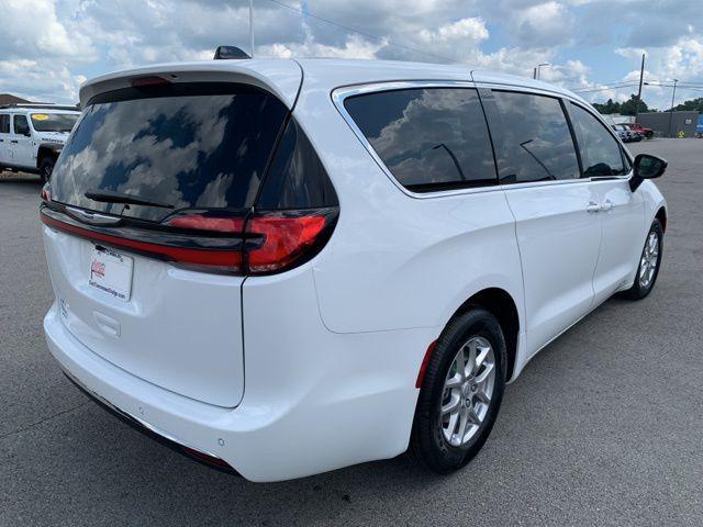 Photo of 2026 Bright White Clearcoat Chrysler Pacifica
