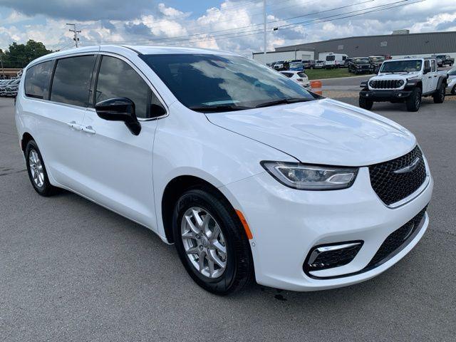Photo of 2026 Bright White Clearcoat Chrysler Pacifica