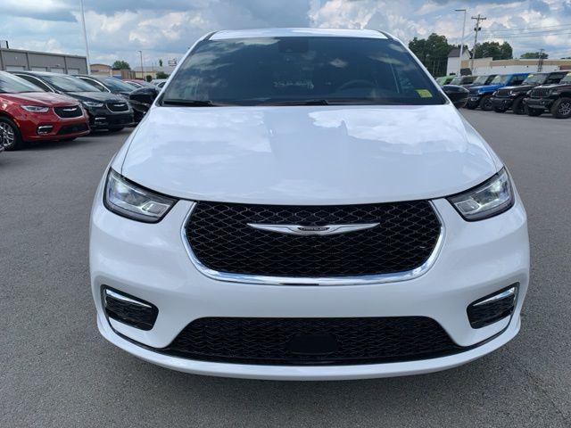 Photo of 2026 Bright White Clearcoat Chrysler Pacifica