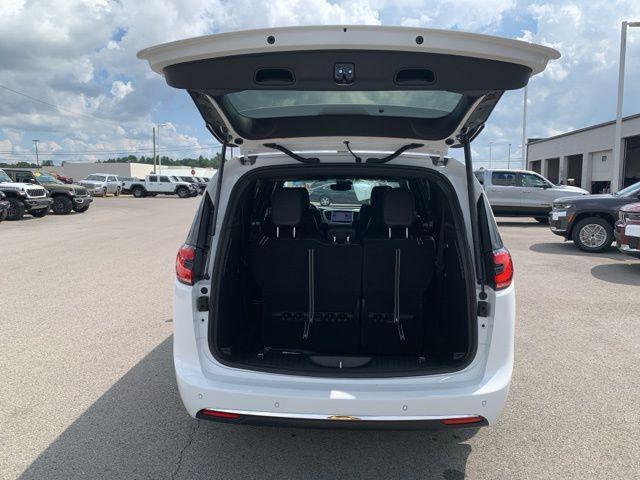 Photo of 2026 Bright White Clearcoat Chrysler Pacifica