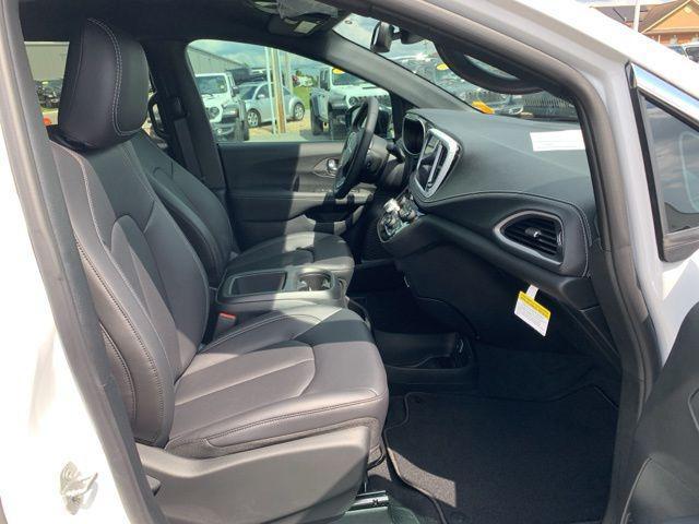 Photo of 2026 Bright White Clearcoat Chrysler Pacifica