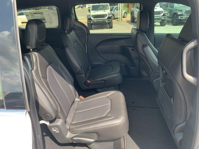 Photo of 2026 Bright White Clearcoat Chrysler Pacifica