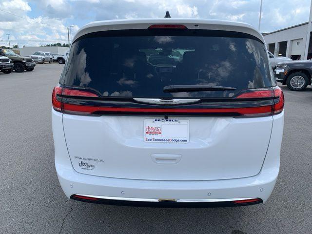 Photo of 2026 Bright White Clearcoat Chrysler Pacifica
