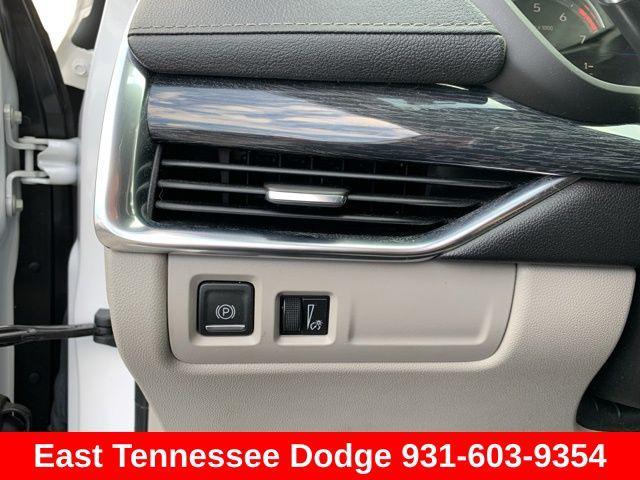 Photo of 2020 Crystal White Tricoat Cadillac XT4