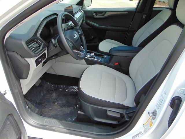 Photo of 2025 Oxford White Ford Escape