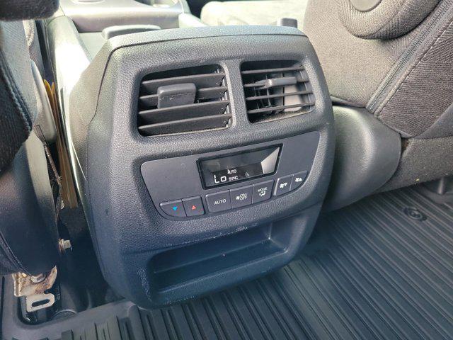 Photo of 2022 Lunar Silver Metallic Honda Pilot