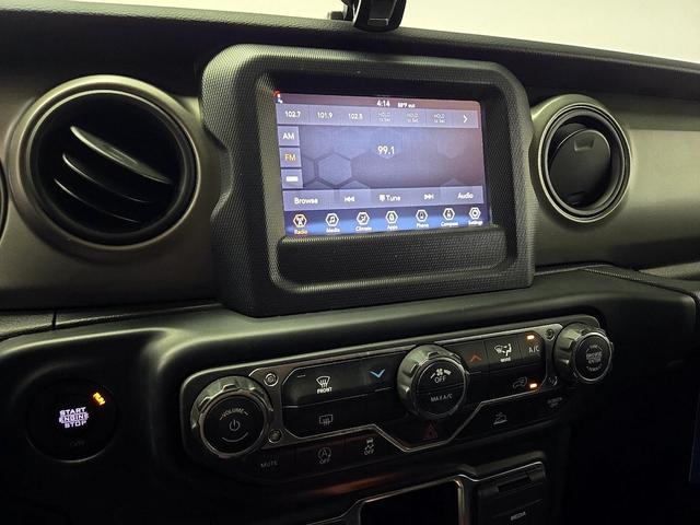 Photo of 2022 Gray Jeep Wrangler