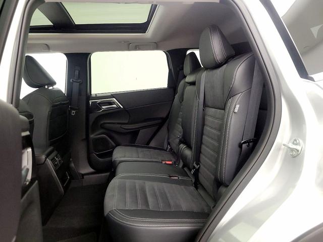 Photo of 2024 Silver Mitsubishi Outlander