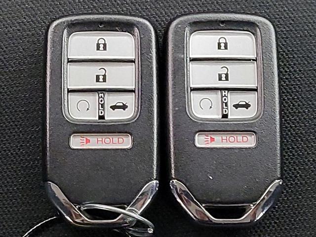 Photo of 2021 White Honda Civic