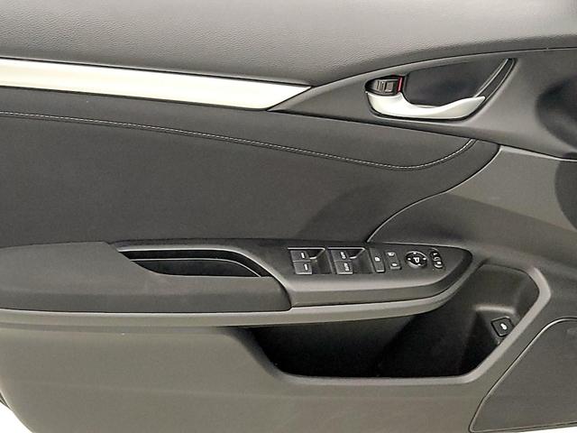 Photo of 2021 White Honda Civic