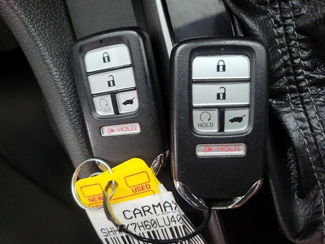 Photo of 2020 White Honda Civic