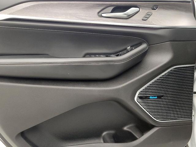 Photo of 2021 White Jeep Grand Cherokee L