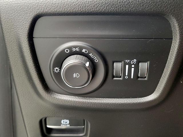 Photo of 2021 White Jeep Grand Cherokee L