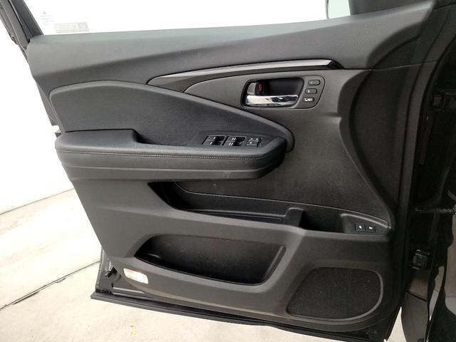 Photo of 2022 Black Honda Pilot