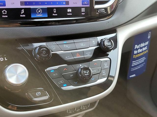Photo of 2022 Gray Chrysler Pacifica