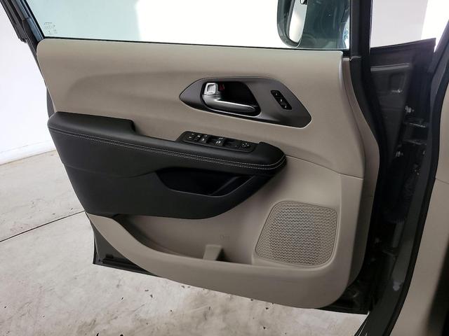 Photo of 2022 Gray Chrysler Pacifica