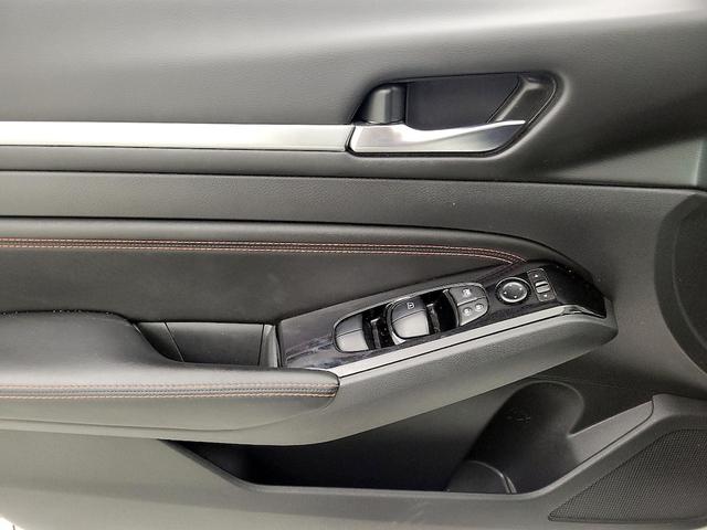 Photo of 2023 White Nissan Altima