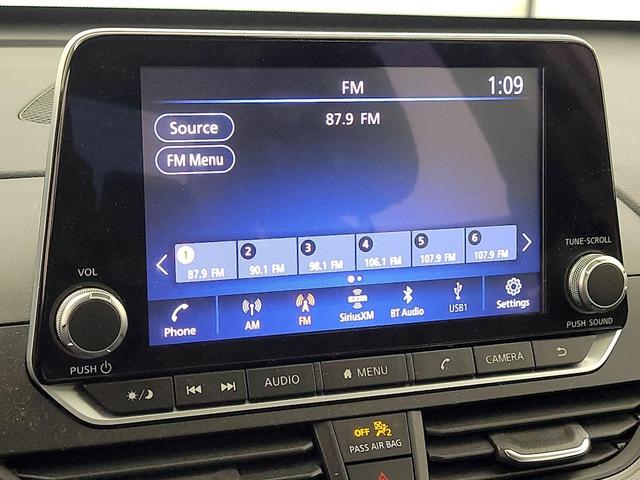 Photo of 2023 White Nissan Altima
