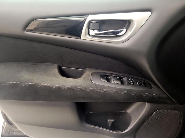Photo of 2016 Black Nissan Pathfinder