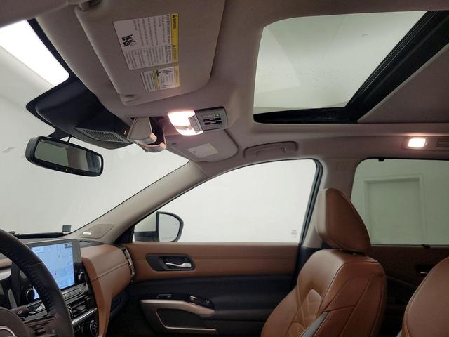 Photo of 2022 White Nissan Pathfinder