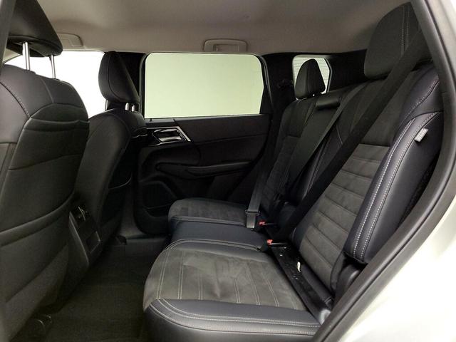 Photo of 2024 Silver Mitsubishi Outlander