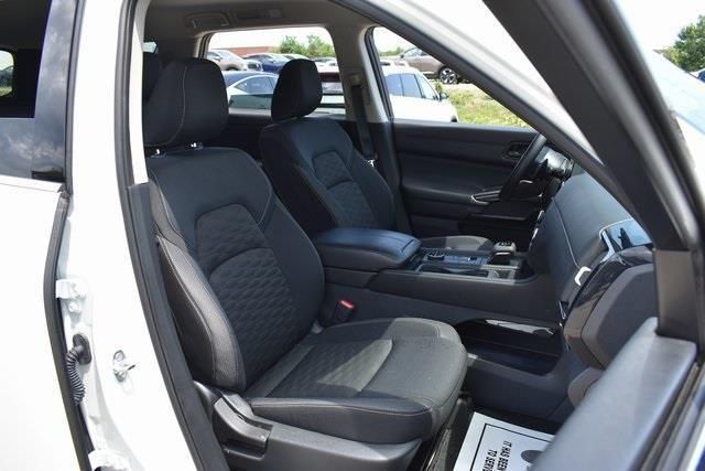Photo of 2024 Glacier White Nissan Pathfinder