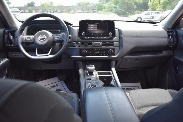 Photo of 2024 Glacier White Nissan Pathfinder