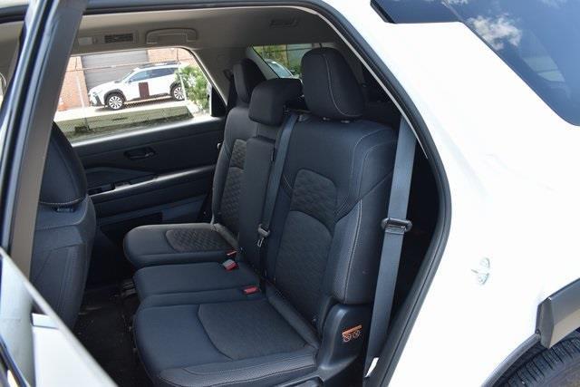 Photo of 2024 Glacier White Nissan Pathfinder