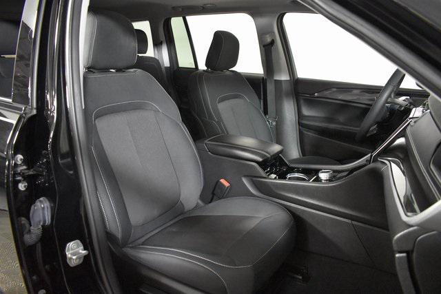 Photo of 2023 Diamond Black Crystal Pearlcoat Jeep Grand Cherokee