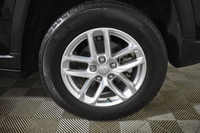 Photo of 2023 Diamond Black Crystal Pearlcoat Jeep Grand Cherokee