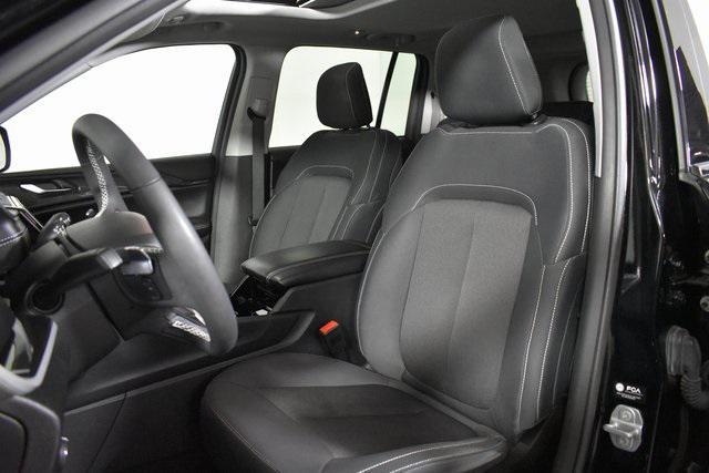 Photo of 2023 Diamond Black Crystal Pearlcoat Jeep Grand Cherokee