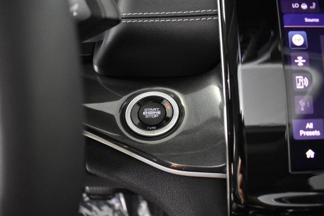 Photo of 2023 Diamond Black Crystal Pearlcoat Jeep Grand Cherokee