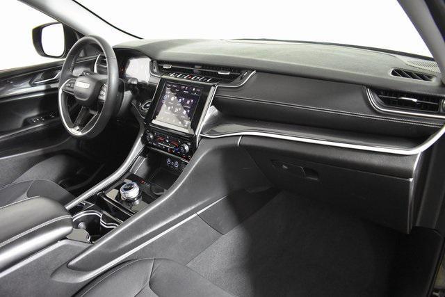 Photo of 2023 Diamond Black Crystal Pearlcoat Jeep Grand Cherokee