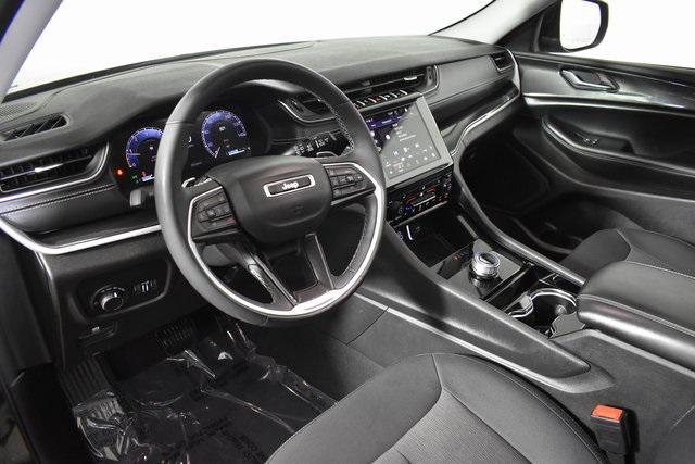 Photo of 2023 Diamond Black Crystal Pearlcoat Jeep Grand Cherokee