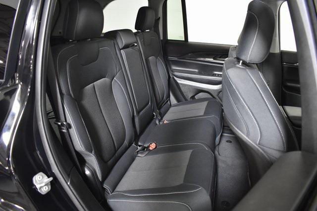 Photo of 2023 Diamond Black Crystal Pearlcoat Jeep Grand Cherokee