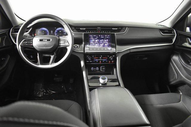 Photo of 2023 Diamond Black Crystal Pearlcoat Jeep Grand Cherokee