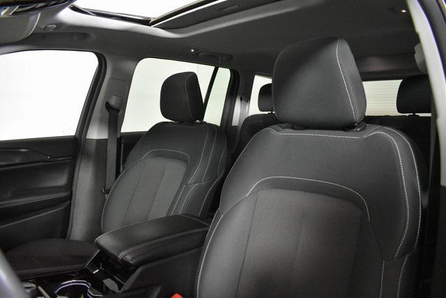 Photo of 2023 Diamond Black Crystal Pearlcoat Jeep Grand Cherokee