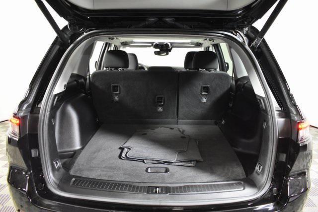 Photo of 2023 Diamond Black Crystal Pearlcoat Jeep Grand Cherokee