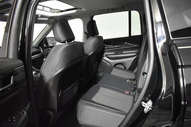 Photo of 2023 Diamond Black Crystal Pearlcoat Jeep Grand Cherokee