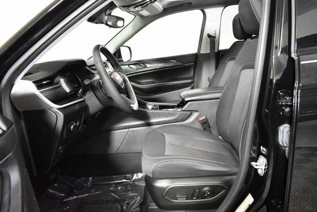 Photo of 2023 Diamond Black Crystal Pearlcoat Jeep Grand Cherokee
