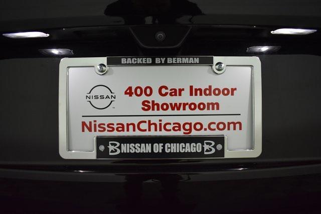 Photo of 2023 Diamond Black Crystal Pearlcoat Jeep Grand Cherokee