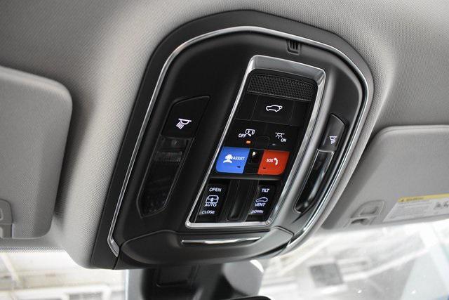 Photo of 2023 Diamond Black Crystal Pearlcoat Jeep Grand Cherokee