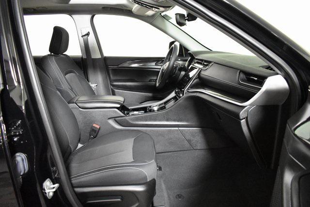 Photo of 2023 Diamond Black Crystal Pearlcoat Jeep Grand Cherokee