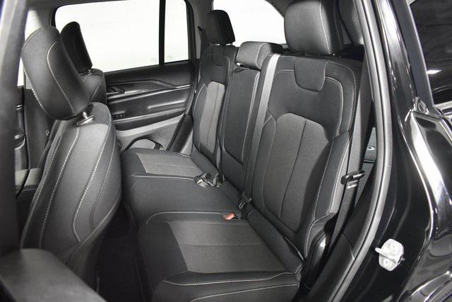 Photo of 2023 Diamond Black Crystal Pearlcoat Jeep Grand Cherokee