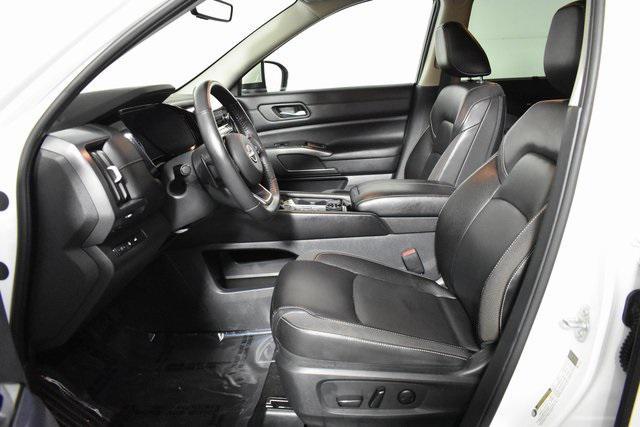 Photo of 2024 Pearl White Tricoat Nissan Pathfinder