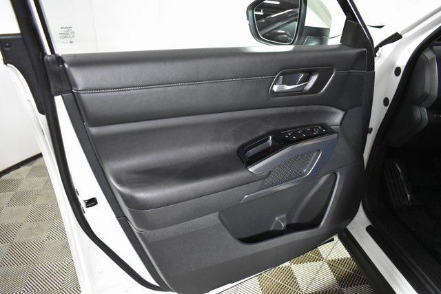 Photo of 2024 Pearl White Tricoat Nissan Pathfinder