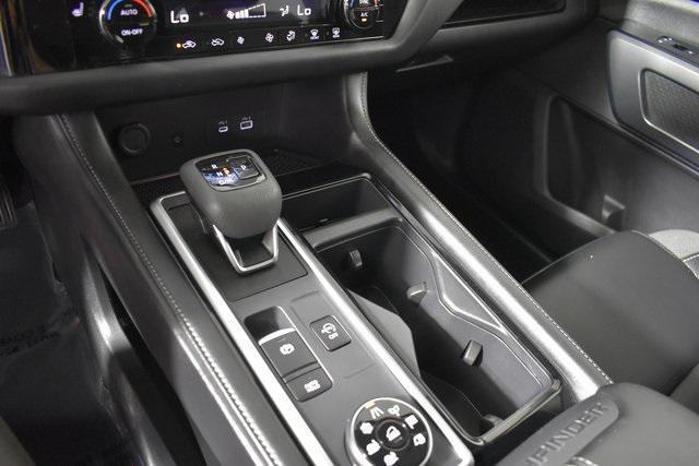 Photo of 2024 Pearl White Tricoat Nissan Pathfinder
