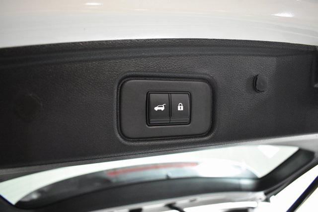 Photo of 2024 Pearl White Tricoat Nissan Pathfinder