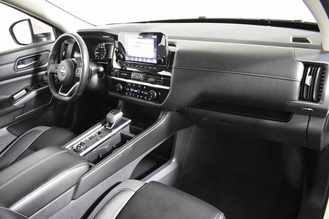 Photo of 2024 Pearl White Tricoat Nissan Pathfinder