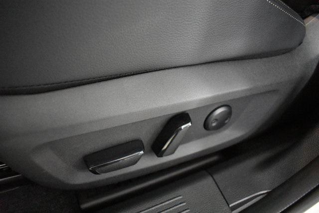 Photo of 2025 Champagne Silver Metallic Nissan Rogue